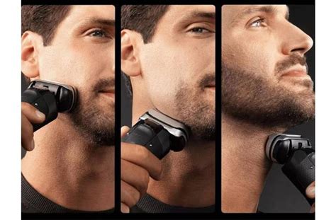 Muž si holí tvár elektrickým holiacim strojčekom