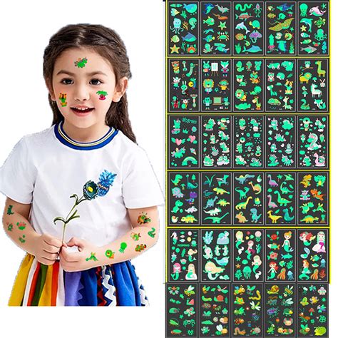 Deti si nanášajú sľudové tetovania