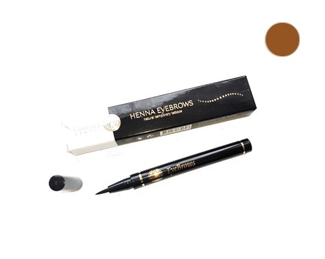 Zákazníčka si aplikuje henna pero na obočie