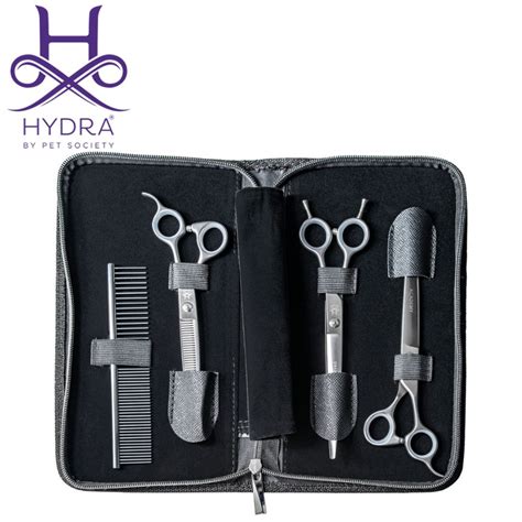 Ilustračné foto kaderníckych nožníc a hrebeňa