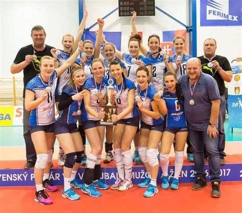 Tím COP Volley Nitra oslavuje zisk bronzovej medaily