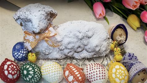 Baranček zdobený maslovým krémom pripomínajúcim vlnu