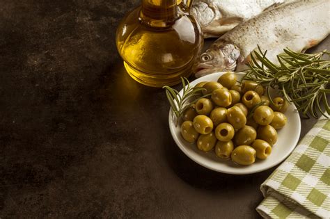 Fľaša s olivovým olejom a list olivy