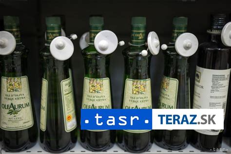 Čistá žiletka vedľa fľaše olivového oleja