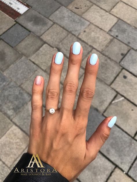 Štádium pred a po aplikácii gél laku na nechty na nohách