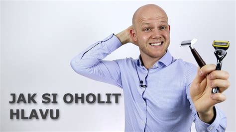muž so spokojným výrazom po holení hlavy