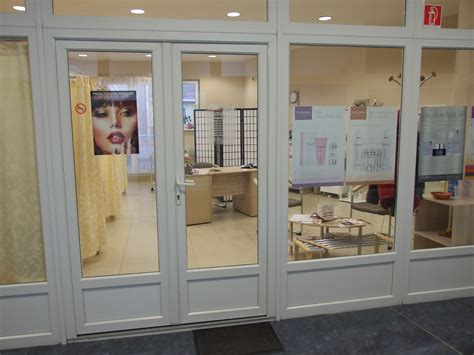 Vstup do moderného kaderníckeho salónu Royal Spektrum v Ružomberku