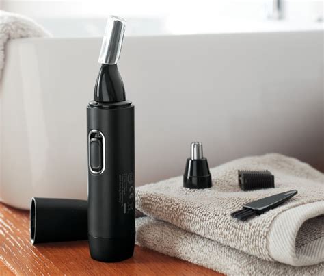 Ilustrácia muža používajúceho zastrihávač chĺpkov v nose