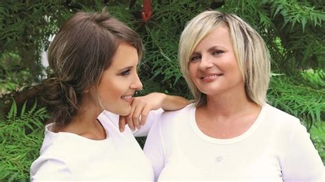 Matka a dcéra vyberajú účesy