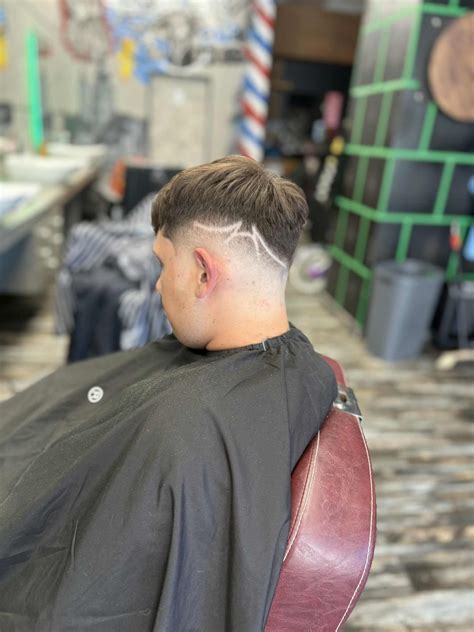 Detail účesu s vyholeným vzorom na zátylku