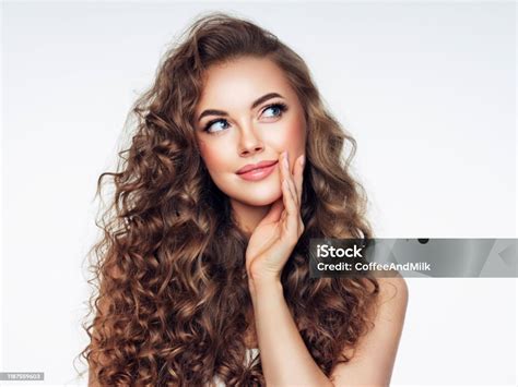 Žena s výraznými objemnými riasami