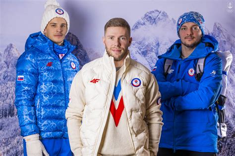 kolekcia ručne šitého oblečenia pre rôzne typy bábik
