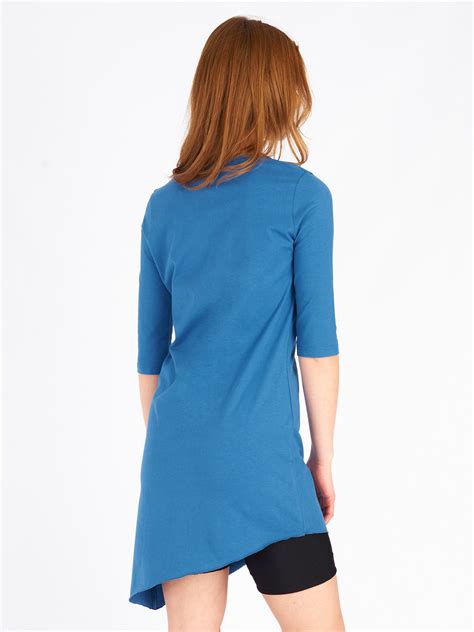 Žena s asymetrickým krátkym účesom