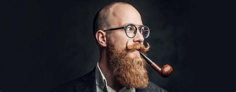 Muž v modernom pánskom účese s bradou
