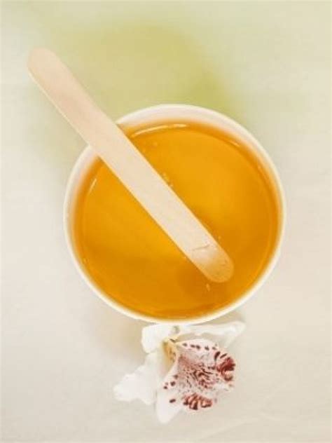 ukážka depilácie cukrovou pastou na nohe