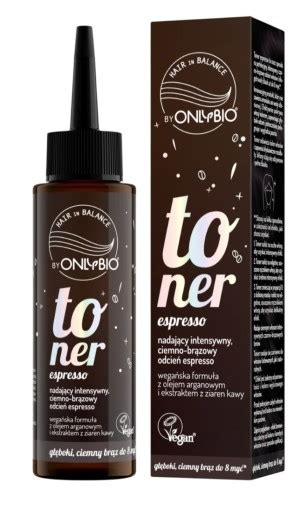 Žena aplikujúca toner na vlasy