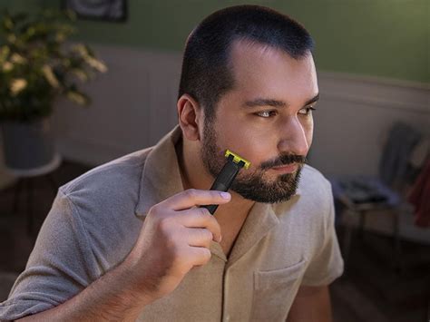 Muž si holí bradu s Philips OneBlade