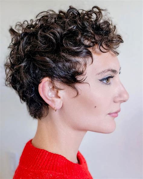 Žena s krátkym, definovaným curly pixie strihom
