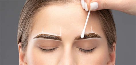 Žena s dokonale upraveným obočím, zvýrazňujúcim jej tvár