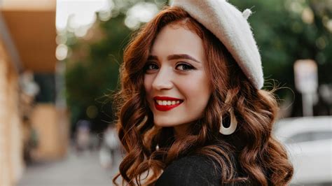 Ryšavka s krásne upraveným obočím