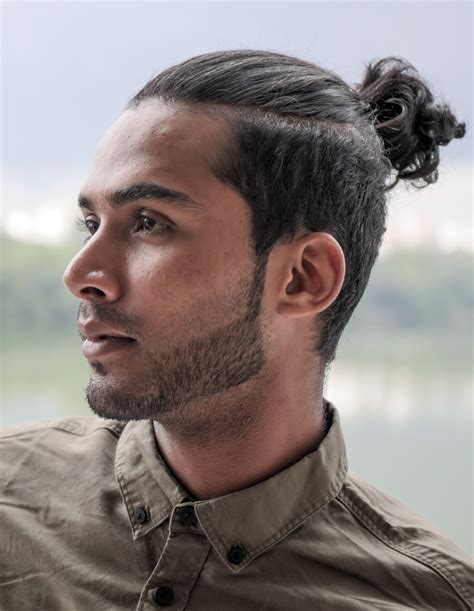 Muž s účesom Man Bun alebo Top Knot