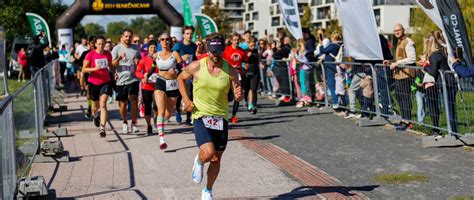 Športovec s vhodným účesom pre beh