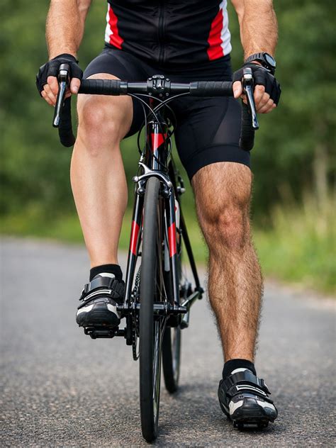 Oholené nohy cyklistu