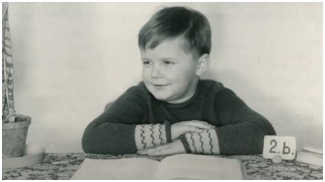 Chlapec pozerajúci sa na svoj prvý porast fúzov