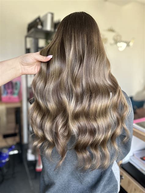 Rôzne techniky zosvetľovania vlasov: melír, balayage, babylight