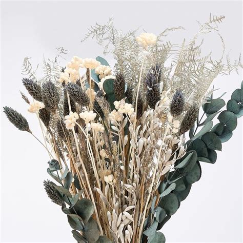 Zväzok sušených listov henny a prášok pripravený na miešanie