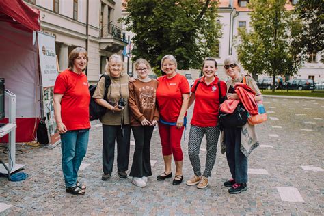 Dobrovoľníci pomáhajúci starším ľuďom