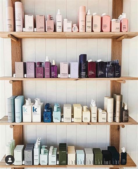 kolekcia rôznych šampónov na vlasy na poličke v kúpeľni