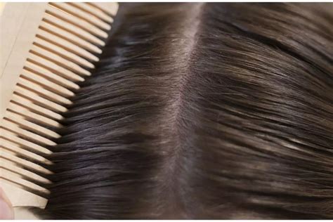 schéma znázorňujúca rozdiel medzi mastnými vlasmi pri pokožke a suchými končekmi