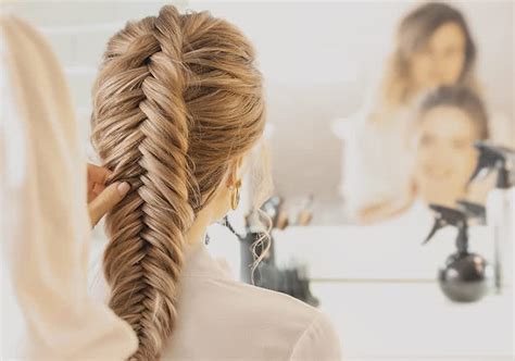 Účes kombinujúci holandský vrkoč a rybiu kosť