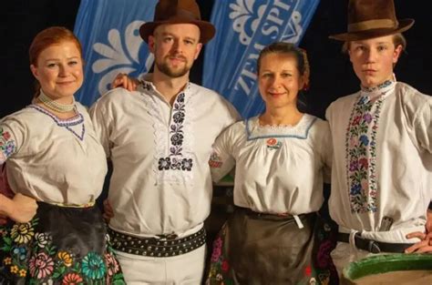 Rôzne typy slovenských ľudových košieľ