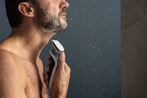 muž v sprche po športe