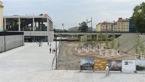 Fotografia vstupu do podchodu Hodžovho námestia s viditeľnými prevádzkami