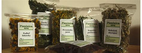 Zloženie šampónu s prírodnými ingredienciami, ako sú bylinky a oleje