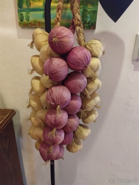 zväzky cibule a cesnaku pripravené na pletenie