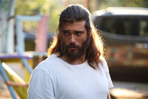 Muž s rednúcimi vlasmi hľadá inšpiráciu pre nový účes