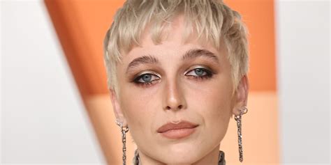 Emma Chamberlain s platinovým pixie strihom