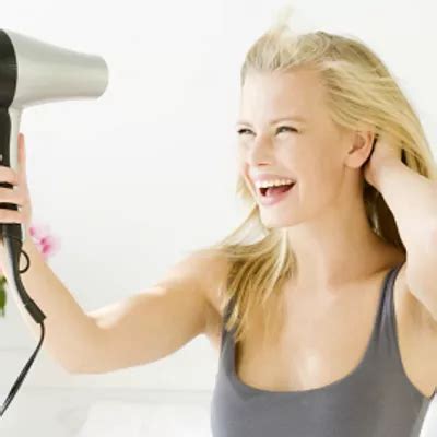 styling krátkych vlasov pomocou gélu a textúrovacieho spreja