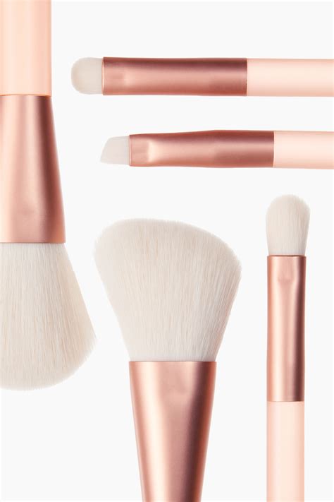 infografika o čistení kozmetických štetcov