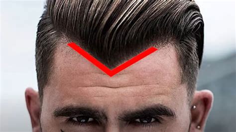 Muž s uhľadeným Side Part účesom