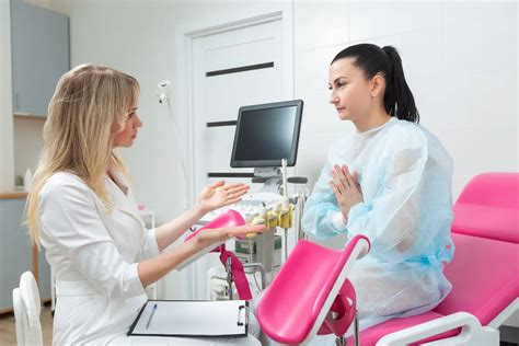 Ilustrácia ženy pri gynekologickom vyšetrení