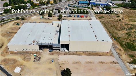 Pohľad na vchod do obchodného centra Plus v Pezinku