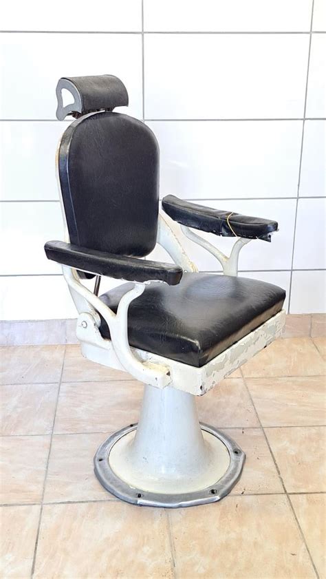 Starožitné holičské kreslo a interiér barbershopu