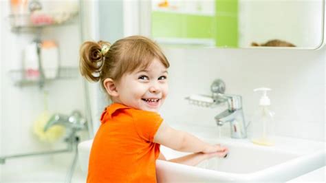 Dieťa si umýva ruky penou