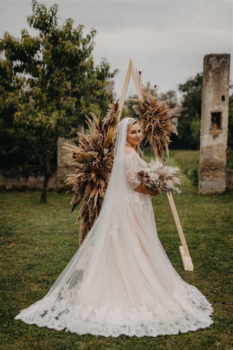 nevesta v svadobných šatách s elegantným účesom