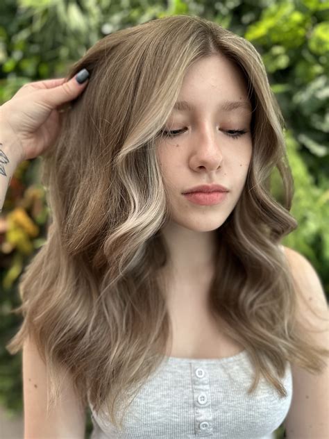 Ukážka moderného blond melíru na tmavých vlasoch